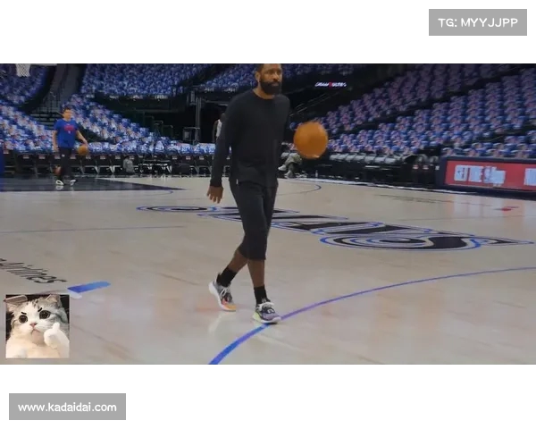 欧文与波尔津吉斯提前热身球馆内互动友好，默契配合展现赛前信心