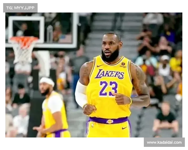 湖人队迎战篮网，詹姆斯期待挑战凯里