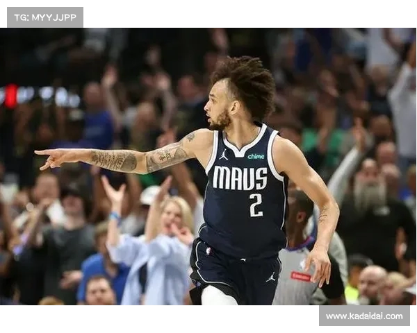 后卫帽中锋,怀特篮下封盖莱夫利震撼扣篮! 后卫帽中锋,怀特篮下封盖莱夫利震撼扣篮!